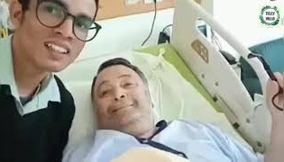 A fan sings for Rishi Kapoor sir in the hospital during his treatment. RIP sir.