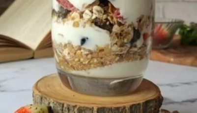 Muesli, yogurt and fruit perfait recipe