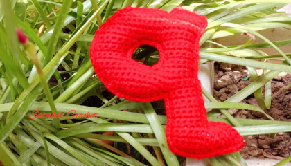 Small letter 'q' crochet